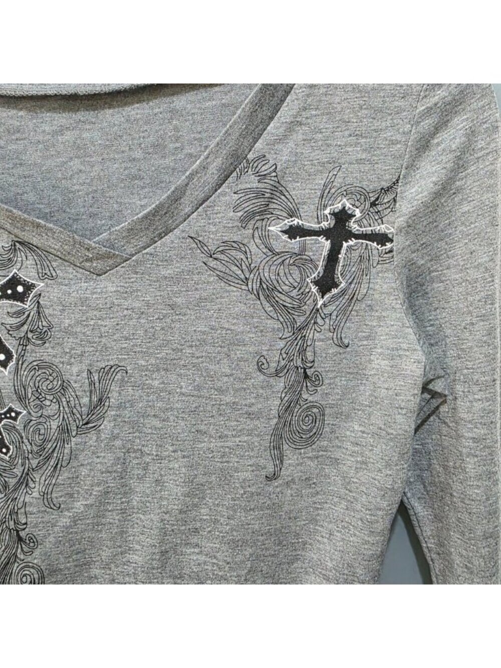 Grey Cross Graphic Long Sleeve V-Neck Crop Top Women’s Small - Picture 4 of 7